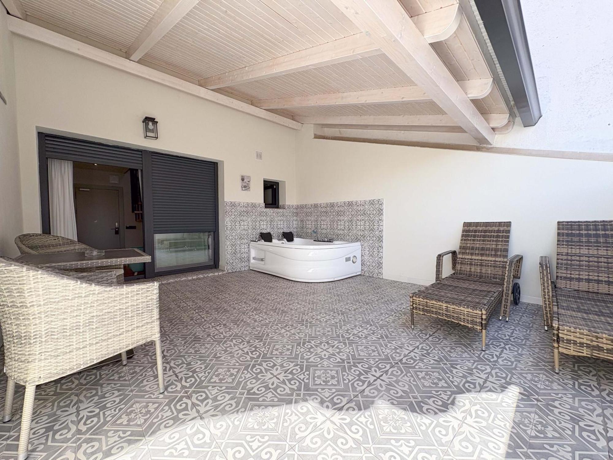 Akla Hotel Badajoz Esterno foto
