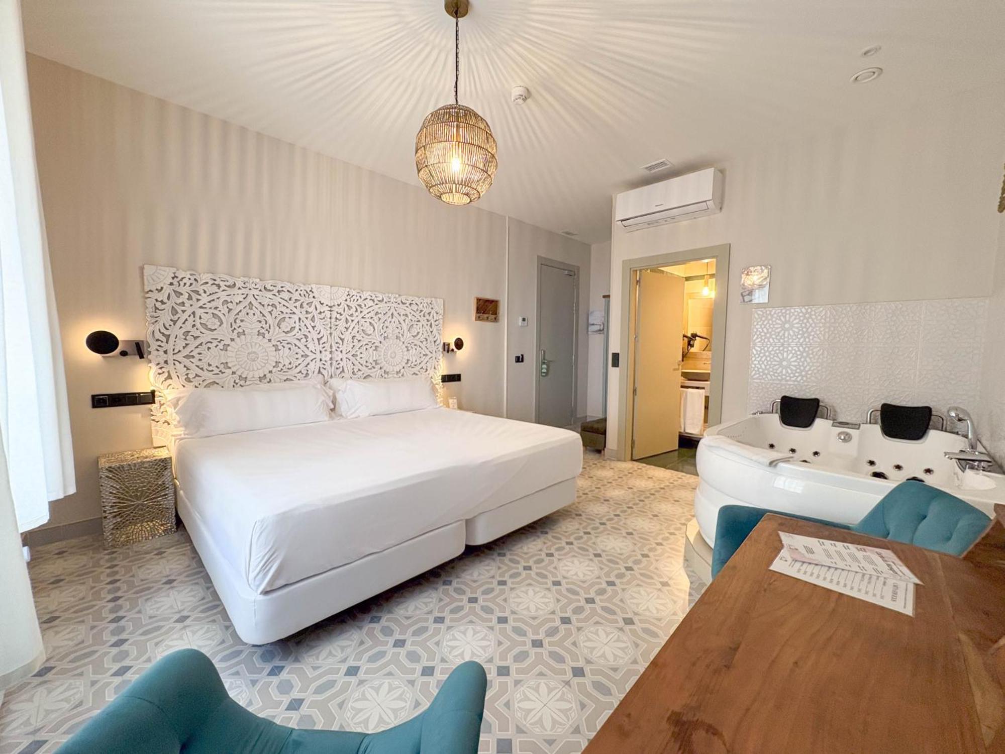 Akla Hotel Badajoz Esterno foto